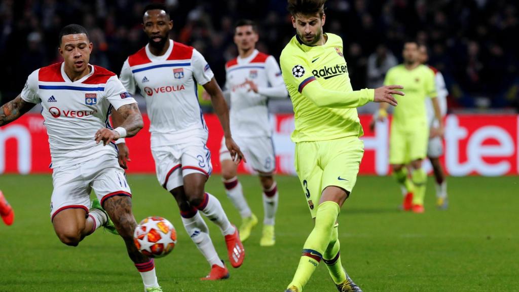 Gerard Piqué chuta en el Olympique Lyon - Barcelona de Champions League