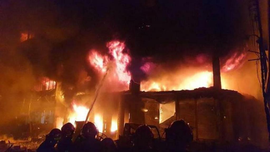 Imagen de archivo de un grupo de bomberos intentando sofocar un incendio.