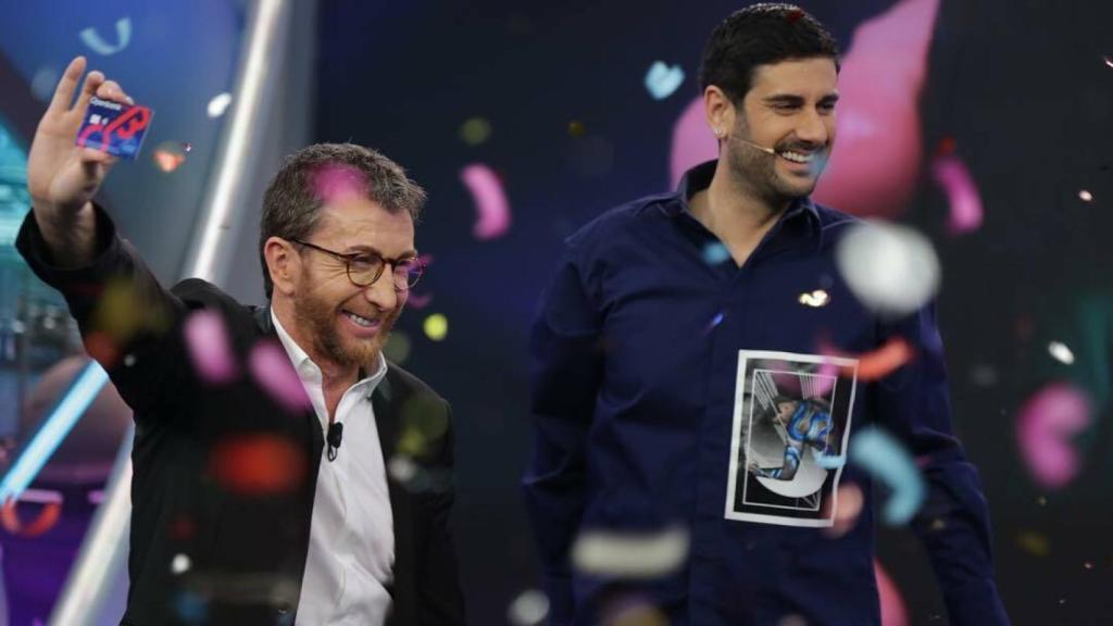Pablo Motos y Melendi, al final del programa 'El Hormiguero'.