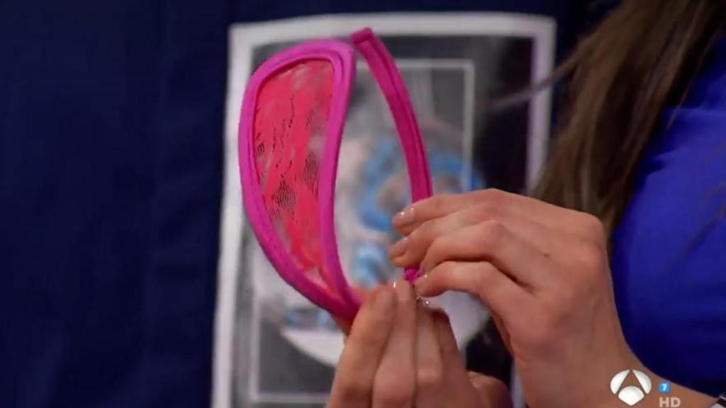 La presentadora mostrando el tanga C que le permitía no lucir las típicas marcas de la ropa interior.