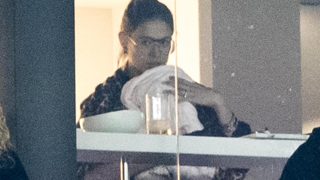 Carla Pereyra con su hija recién nacida en el palco del Wanda Metropolitano.