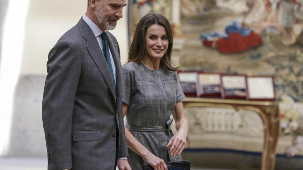 Los reyes han entregado los premios nacionales a la Investigación con atuendos en color gris.