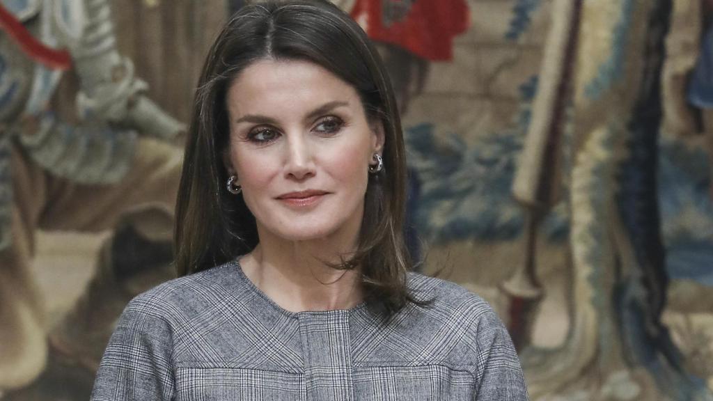 El gesto serio de la reina y el estilismo escogido hacían ver sus ganas de estar en un segundo plano.