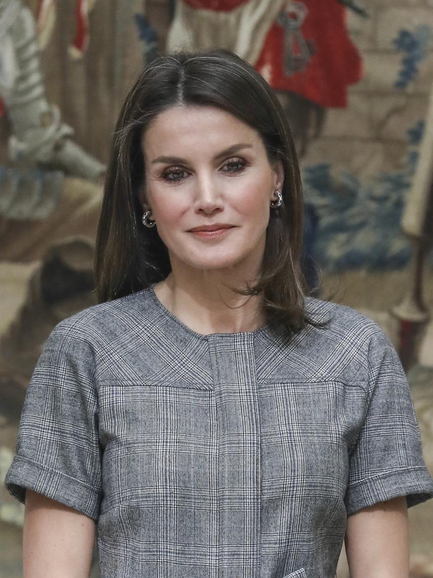 La reina ha elegido los pendientes de oro blanco y diamantes de Bvlgari.