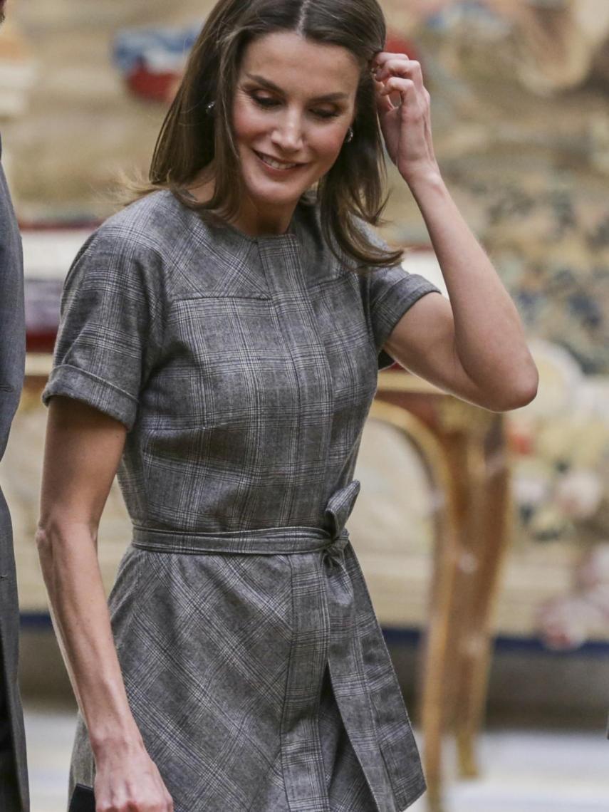 El ejercicio diario de la reina ha quedado patente en los bíceps que ha lucido gracias a su manga corta.