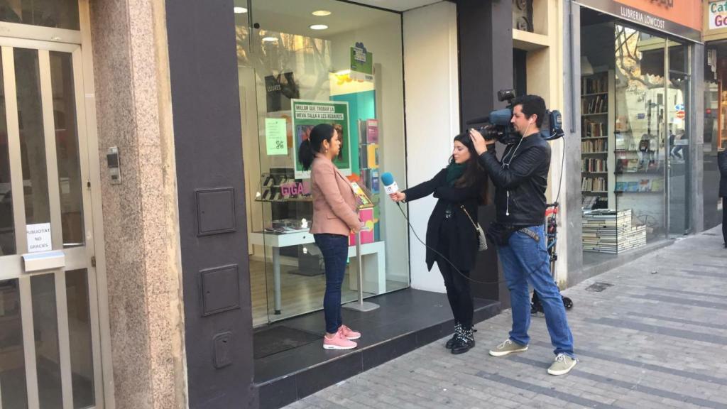 Carolina atendiendo a los medios en la puerta de su tienda