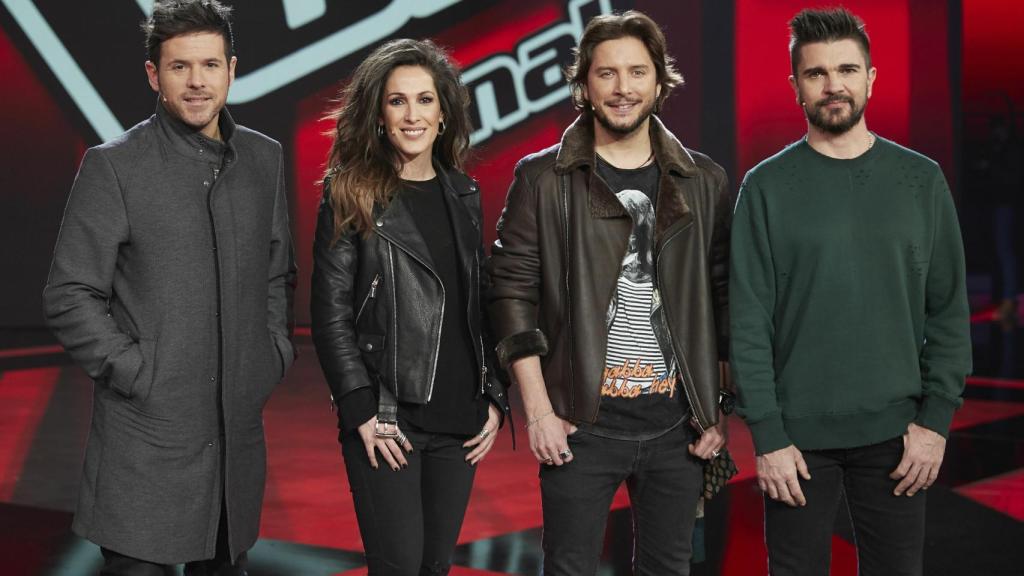 De izquierda a derecha: Pablo López, Malú, Manuel Carrasco y Juanes en una foto promocional de 'La Voz'.