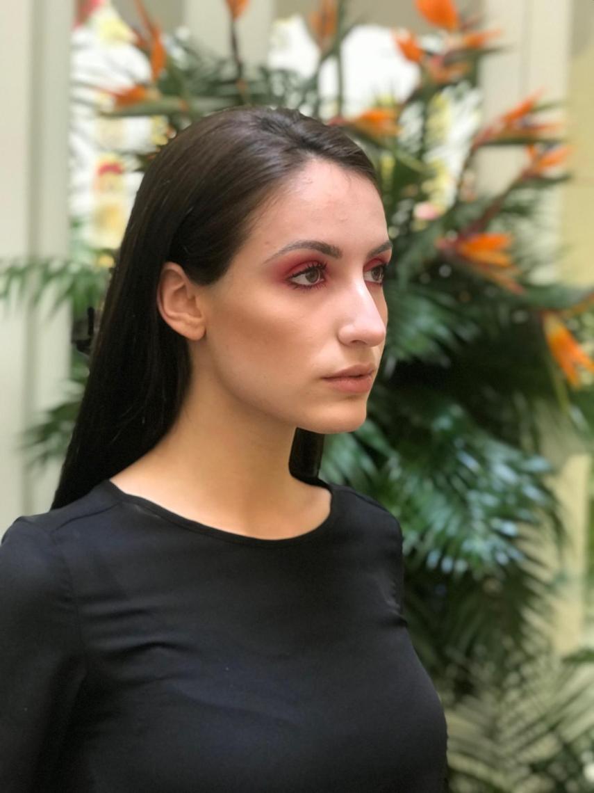 El ahumado rojo en los ojos se ha convertido en una de las últimas tendencias.