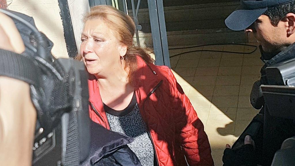 Pepi Santiago, de 65 años, agradeciendo el apoyo tras el desahucio.