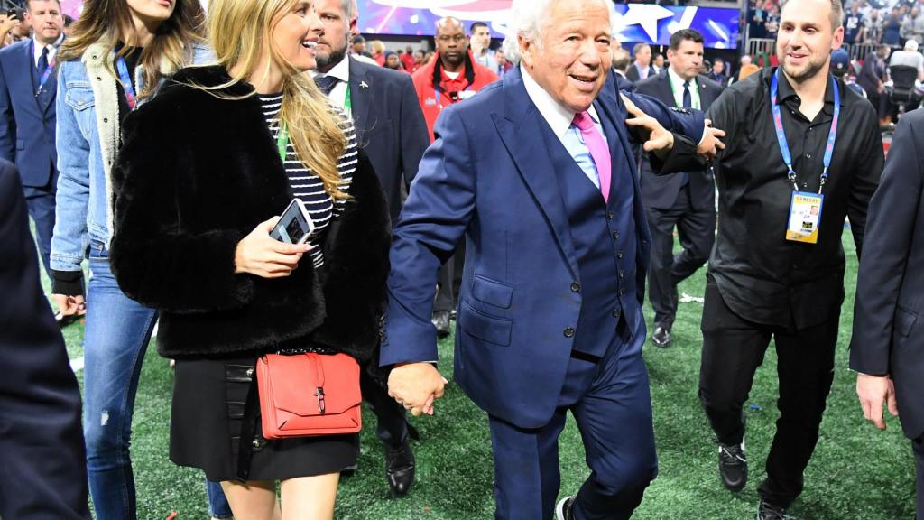 Robert Kraft, junto a su pareja Ricki Noel Lander en la Super Bowl 2019