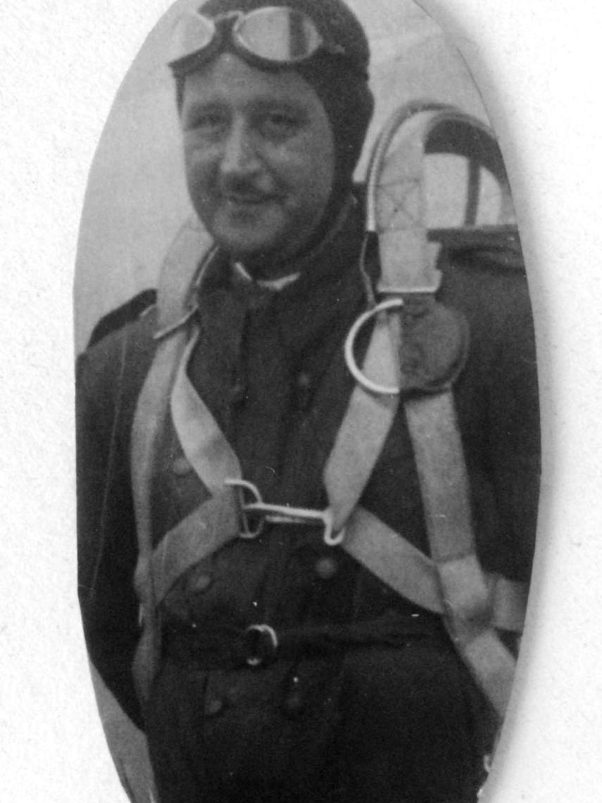 Commander De la Puente, with military pilot equipment.