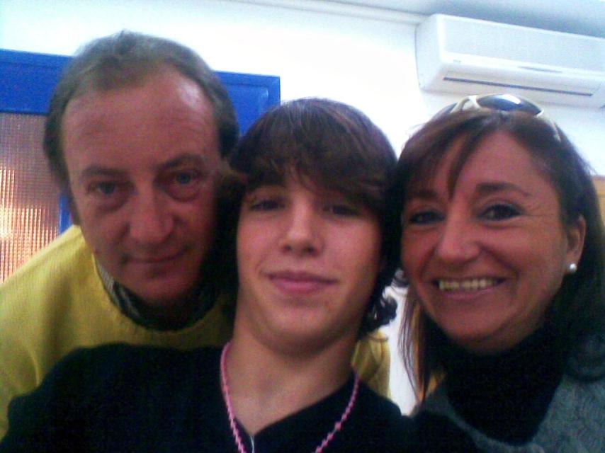 Ángel Romero, su hijastro, Francisco Javier García, 'El Cuco', y la madre del chico, Rosalía García. La foto fue tomada por el propio menor durante su internamiento tras ser condenado por encubrir a Miguel Carcaño.