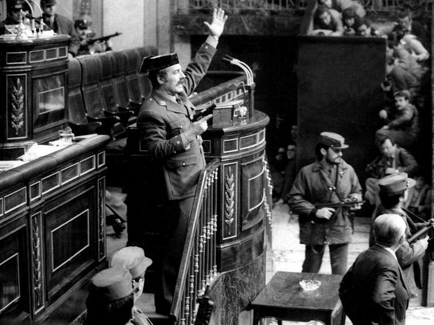 El teniente coronel Tejero irrumpe en el Congreso de los Diputados durante la investidura de Calvo Sotelo.