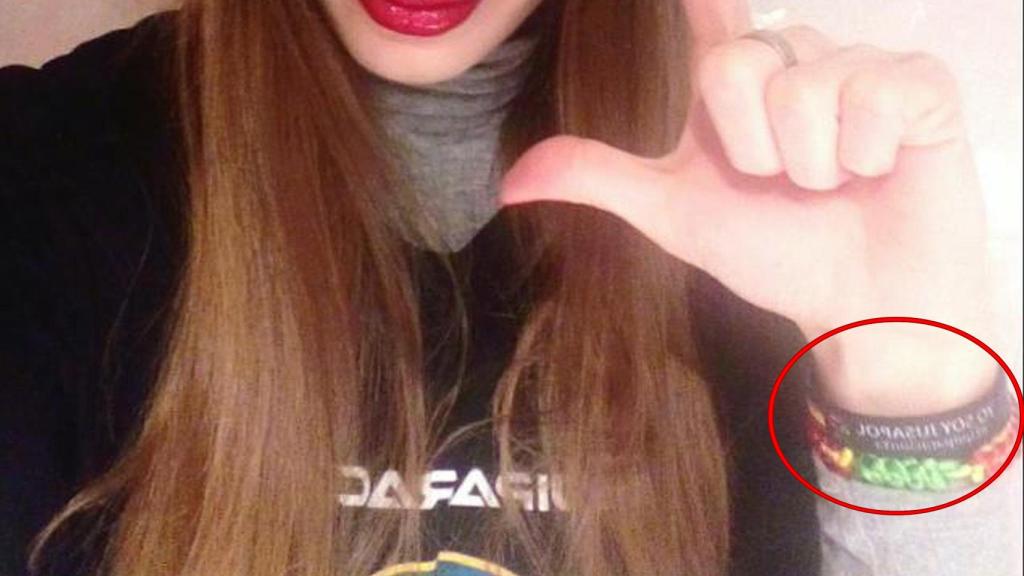 Una pulsera de España Viva, referente  a uno de los lemas electorales de Vox.