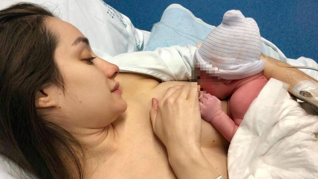 Adara con su hijo Martín en brazos tras nacer.