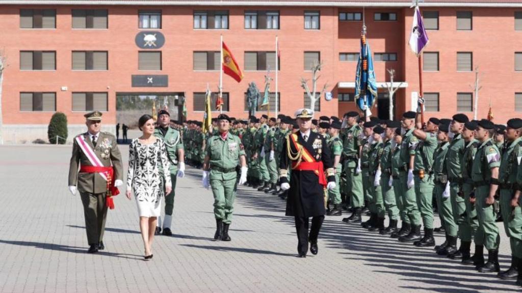 Letizia ha pasado revista bajo un sol que dejaba 22 grados de temperatura en la plaza.