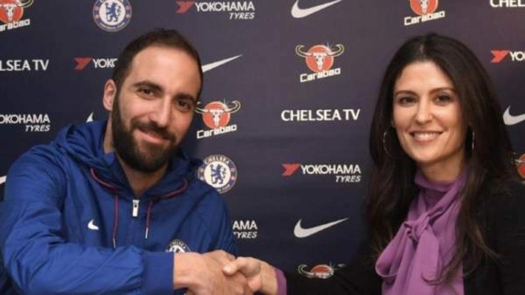 Higuaín junto a Marina Granovskaia. Foto: (Twitter: ChelseaFC)