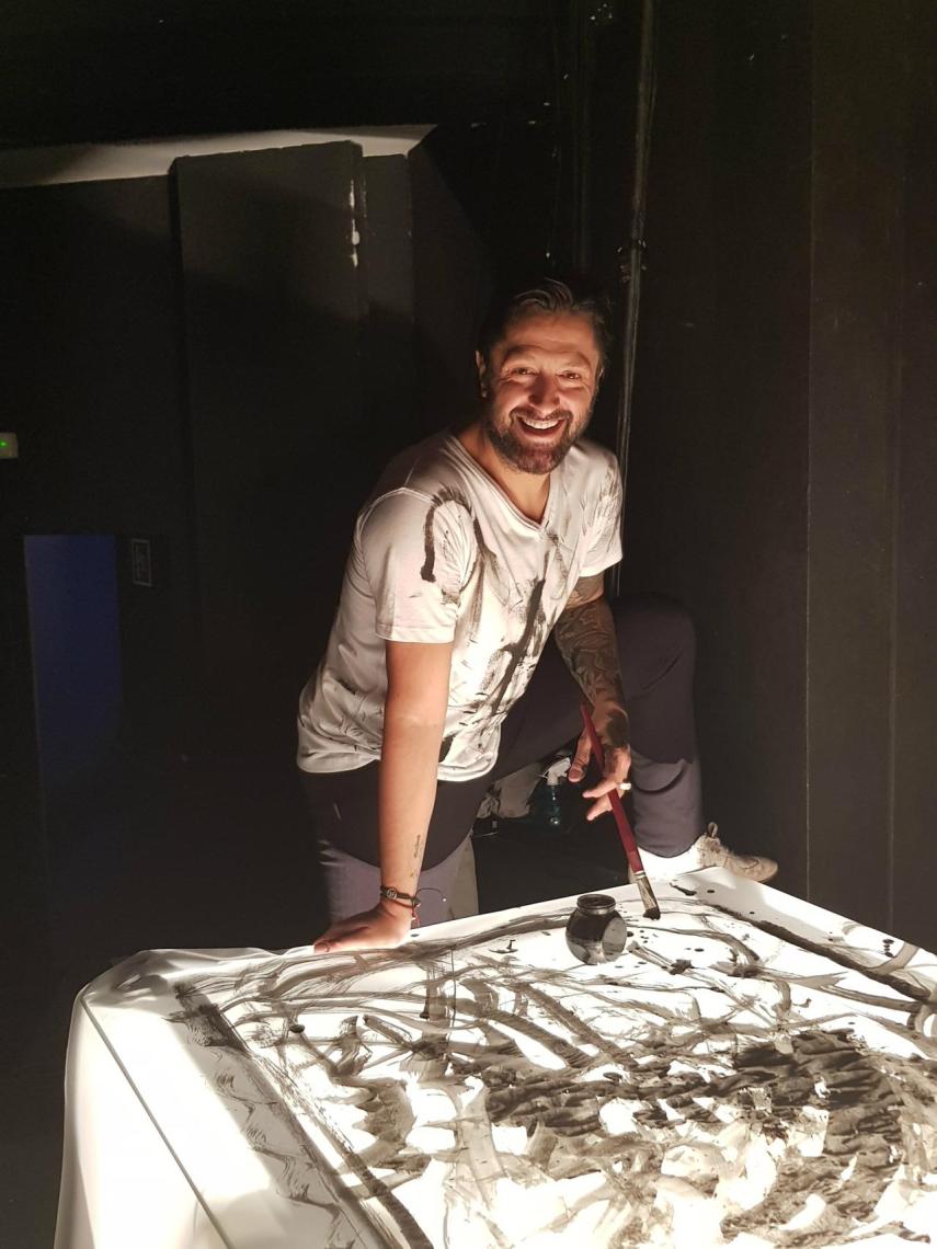 Rafael Amargo recibe a Jaleos entre bambalinas.