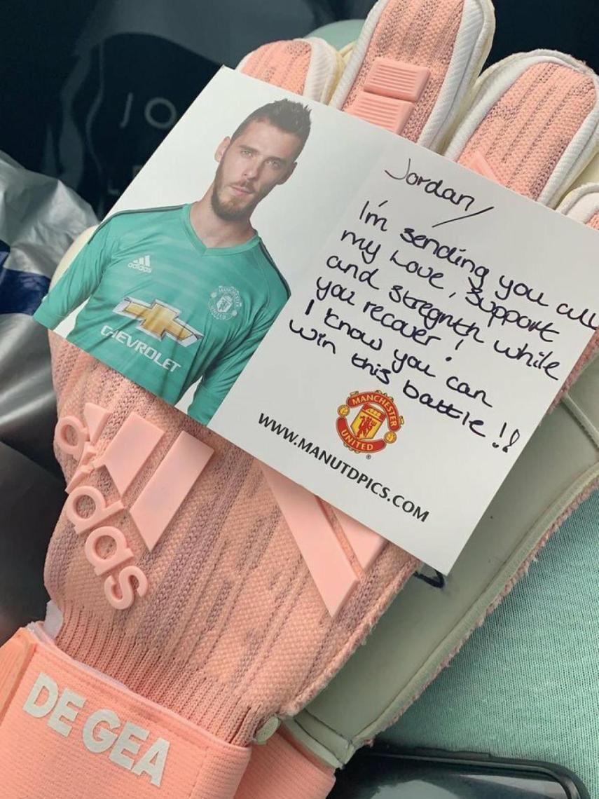 Los guantes que De Gea regaló a Jordan Dawes. Foto Twitter: (@Jordandawes_x)