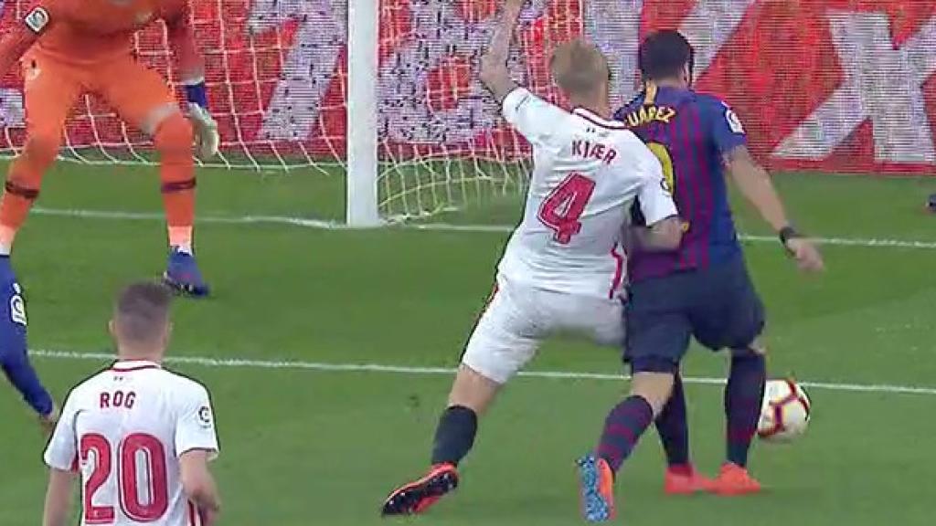 El Barcelona reclamó penalti a Luis Suárez pero ni Mateu ni el VAR lo dieron