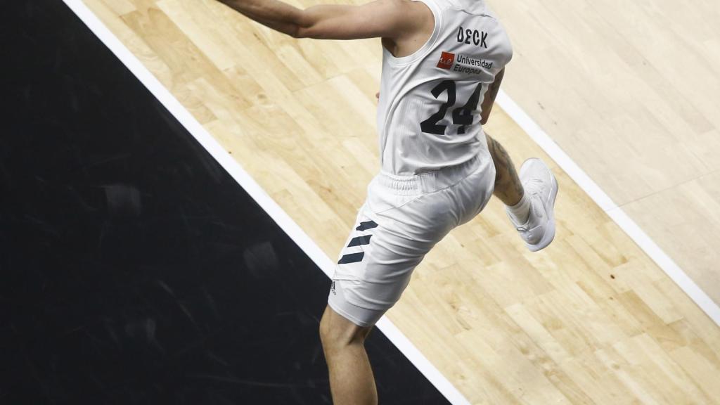 Deck salva el balón sobre la línea de fondo