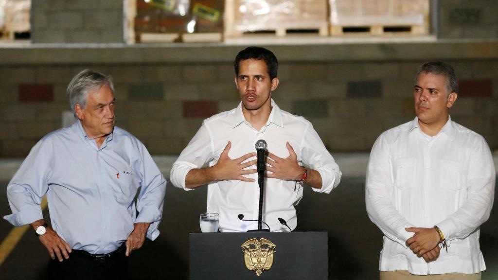 Juan Guaidó, en el centro, junto con los presidentes de Colombia y Chile.