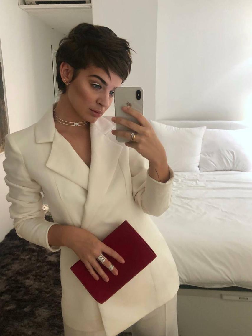 Laura, en una de sus últimas fotos de Instagram tapando su tripa.