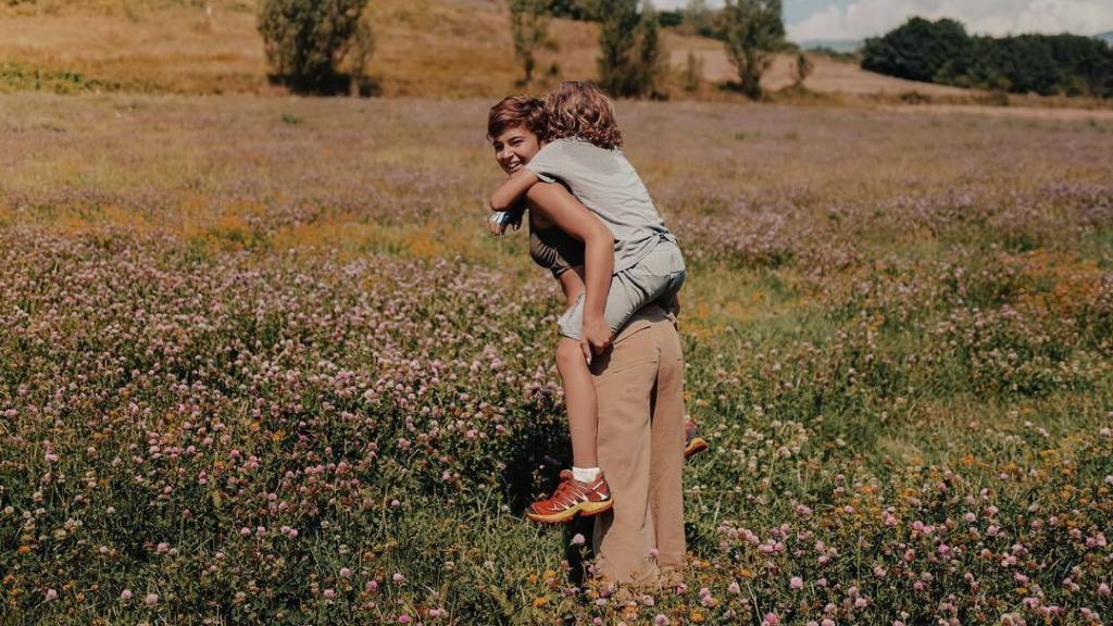 Laura Escanes, divirtiéndose con Julio, el hijo de Risto.