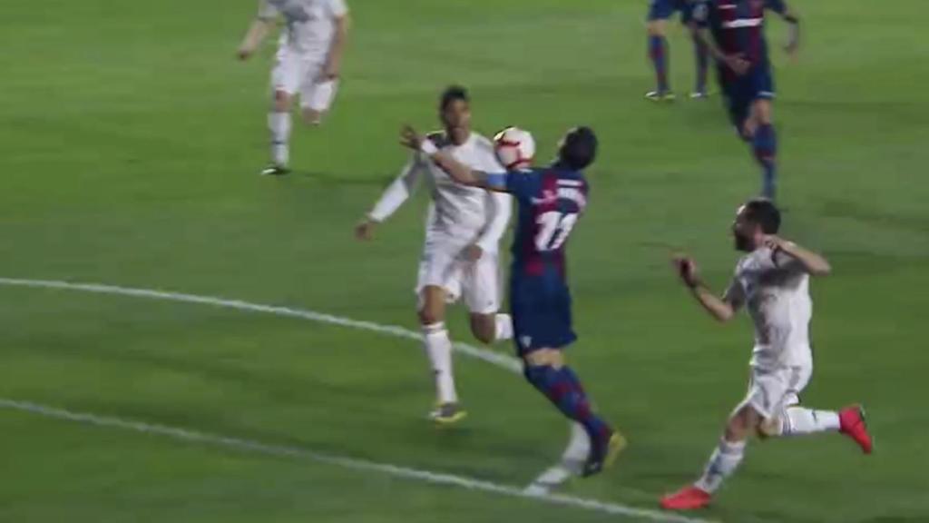 El Levante pidió penalti sobre Morales