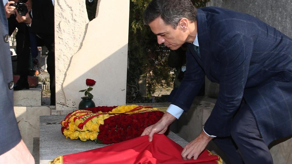 Sánchez, en Montauban (Francia) ante la tumba de Manuel Azaña.