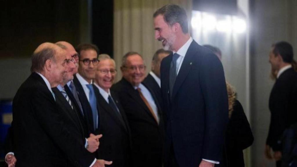 El Rey saluda a Miquel Roca, padre de la Constitución, a su llegada al MNAC.