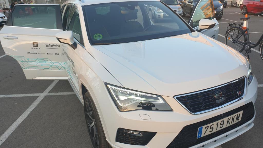 El piloto de coche conectado de Telefónica y Seat en las inmediaciones del MWC.