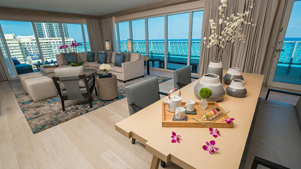 El salón de la villa del hotel en el que se han estado quedando María Pombo y sus amigas.