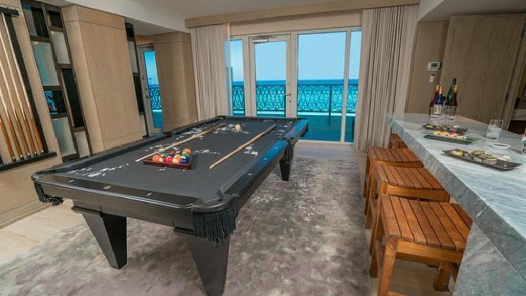 Mesa de billar privada en la villa del hotel.