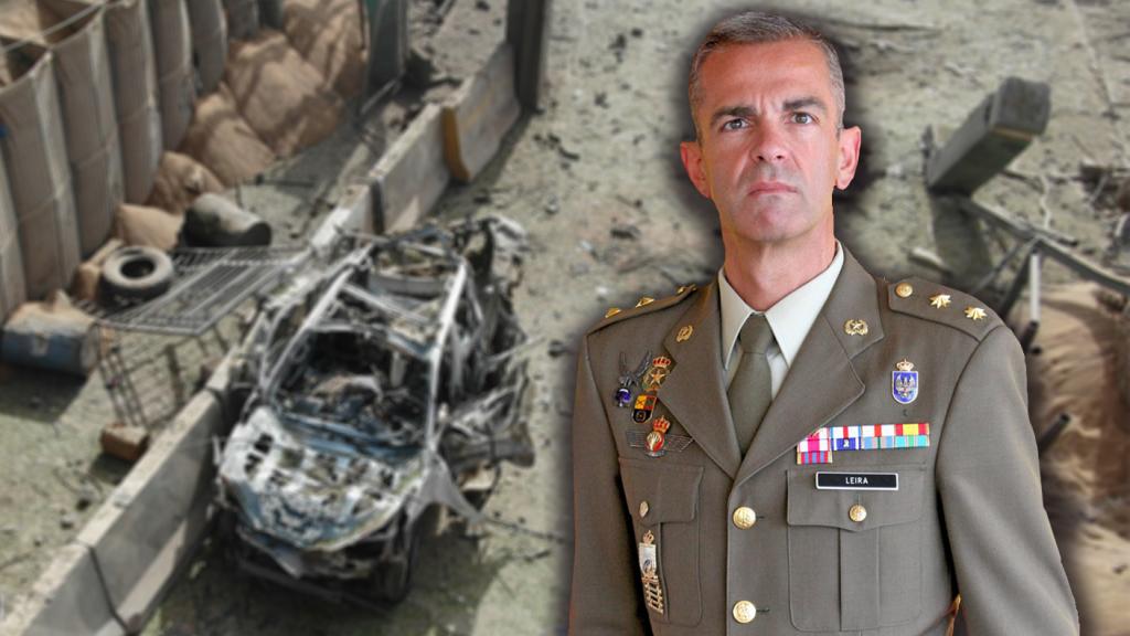 El teniente coronel José María Leira Neira; al fondo, el vehículo con el que atacaron la base.