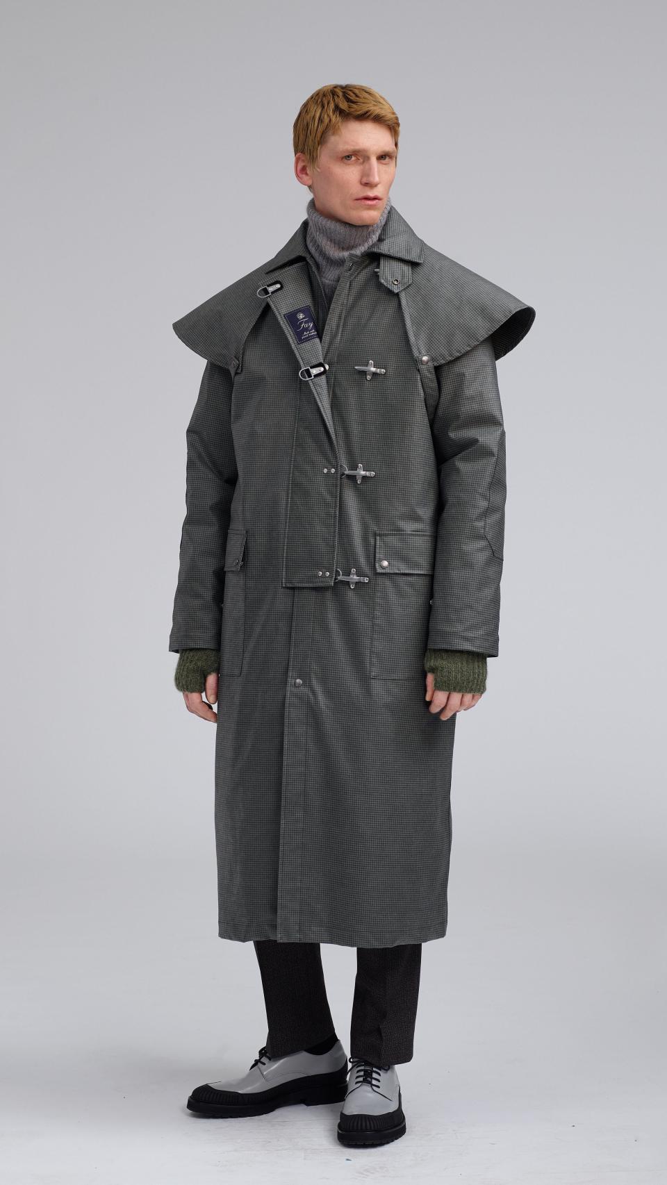 Modelo con varias capas de prendas de la firma Fay.