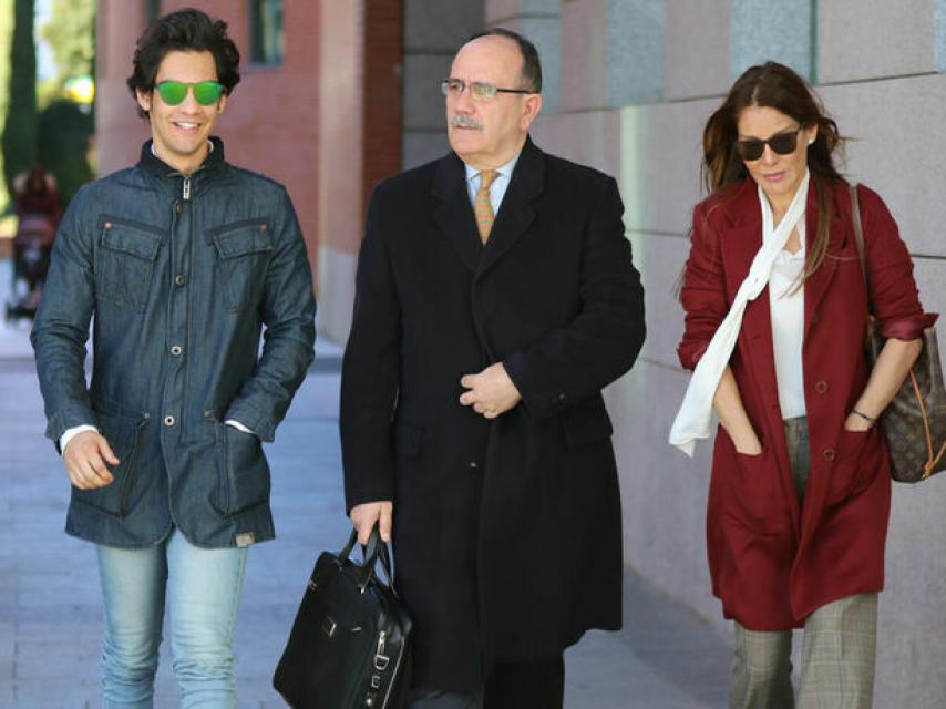 Ivonne, su hijo Alejandro y su abogado.