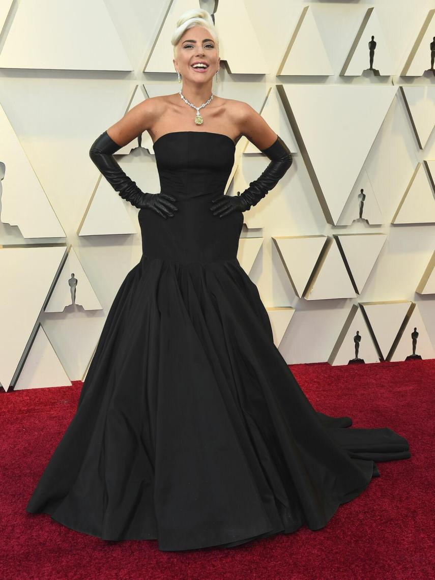 Lady Gaga con un vestido de McQueen y el espectacular diamante amarillo.