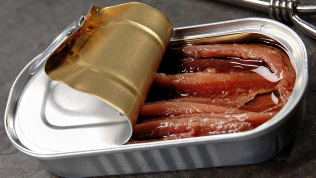 Una lata de anchoas entreabierta.