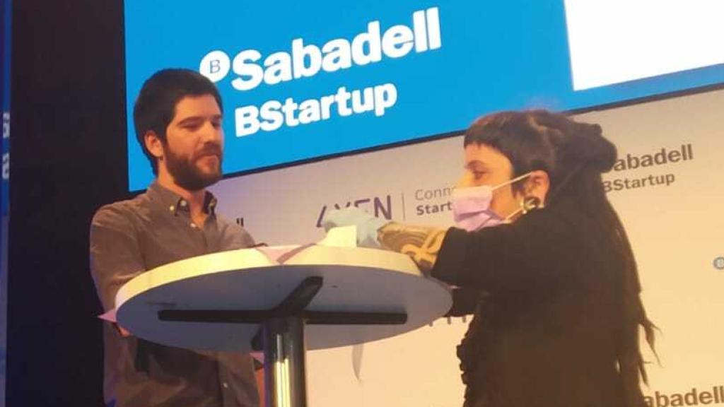 Edgar durante la implantación del chip.