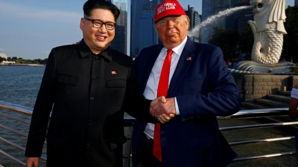 Howard X, imitador de Kim Jong Un, junto a otro imitador de Donald Trump.