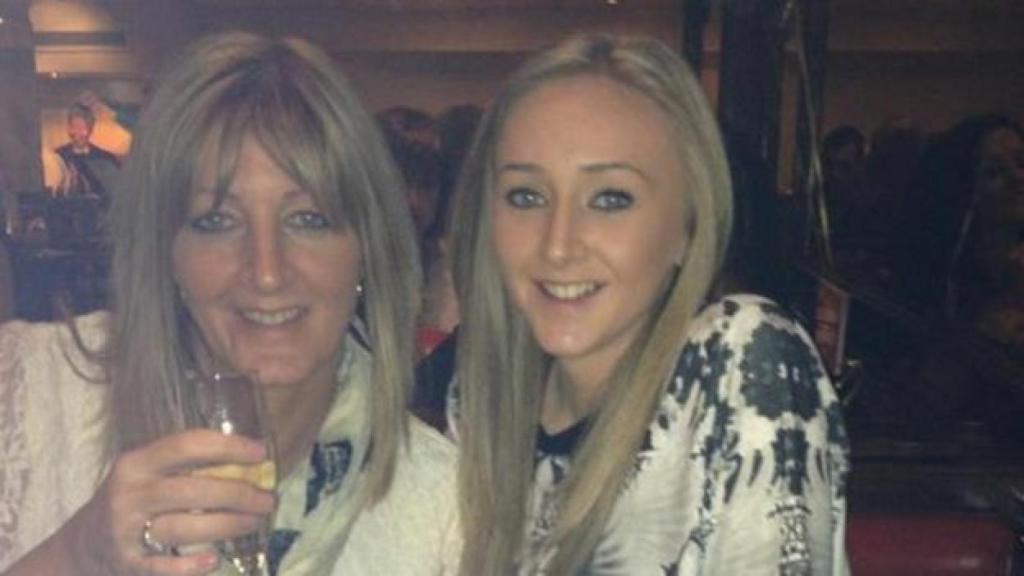 Hannah con su madre, quien le donó un riñón.