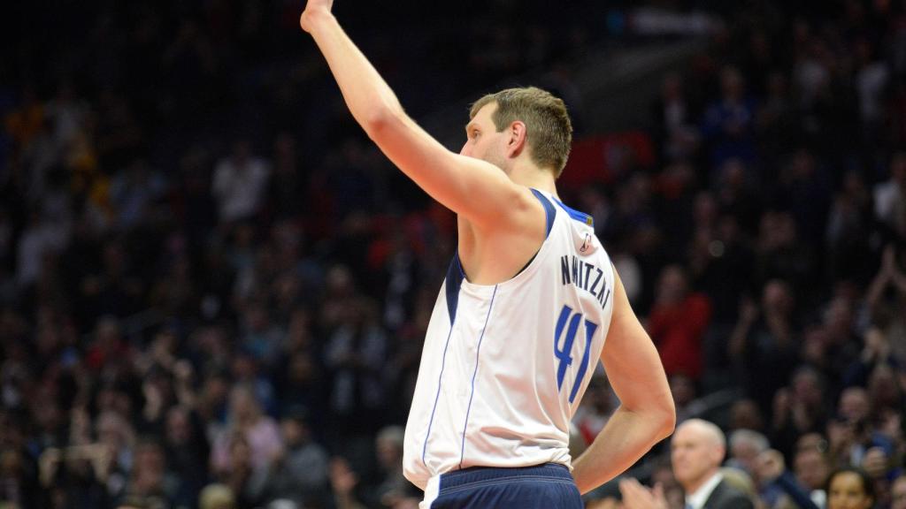 Dirk Nowitzki saluda al público del Staples Center