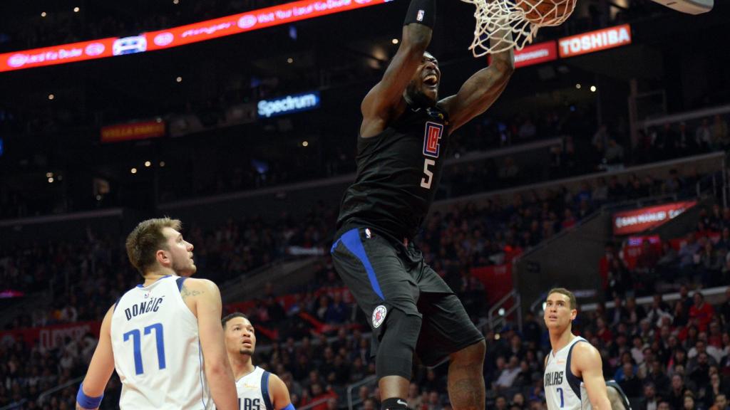 Montrezl Harrell hace un mate en le partido contra los Dallas Mavericks
