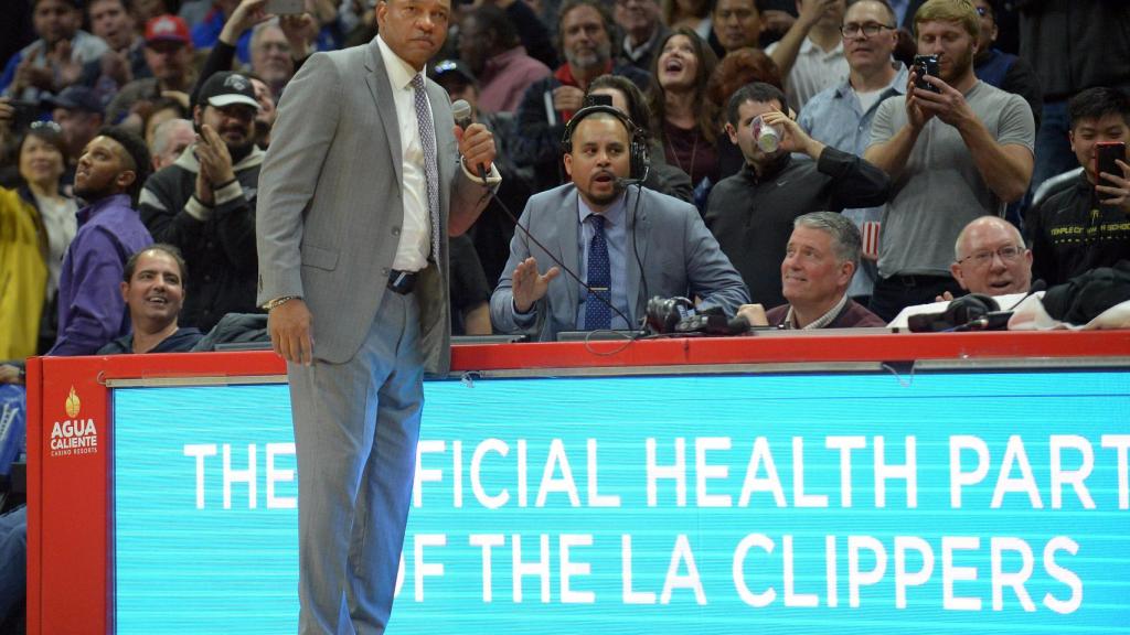 Doc Rivers se dirige al público para que ovacionen a Dirk Nowitzki