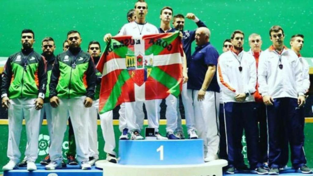 Bixintxo Bilbao tras mostrar una ikurriña. Foto: FFPB