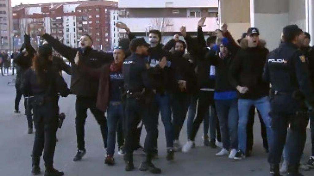 Los Ultras del Zaragoza al llegar a El Sadar