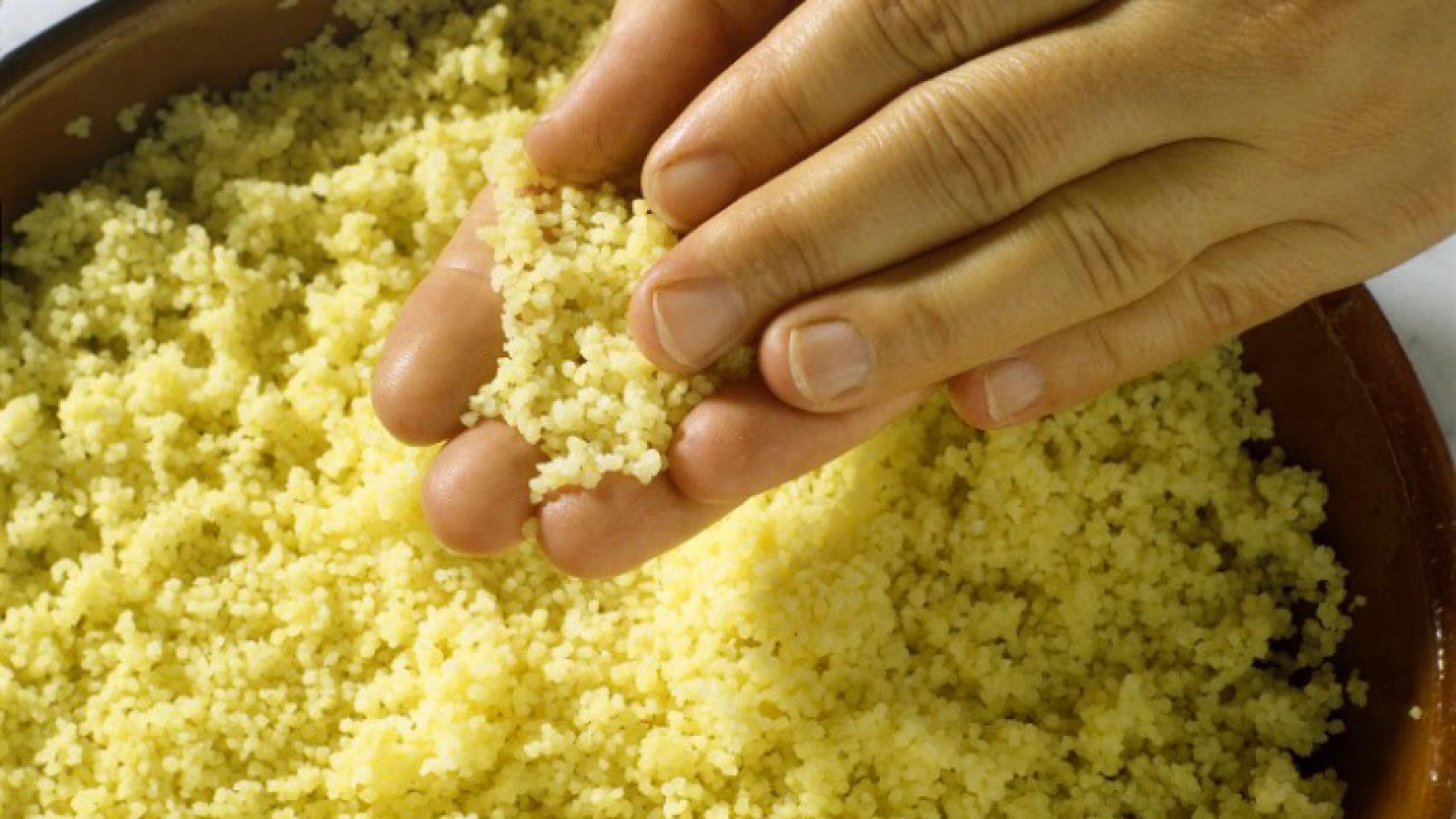 Preparando la sémola de trigo para un couscous.