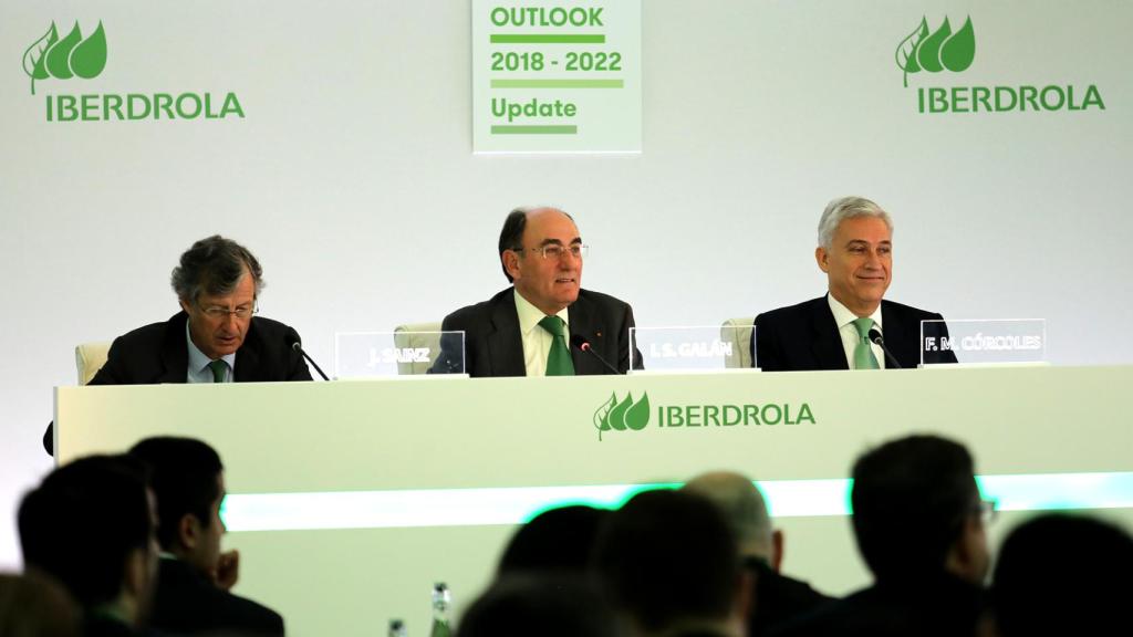 José Sainz Armada, director Financiero y de Recursos de Iberdrola; Ignacio Galán, presidente ejecutivo, y Francisco Martínez Córcoles, director general de los Negocios del Grupo, durante la celebración, este martes en Londres, del Capital Markets Day de la compañía.