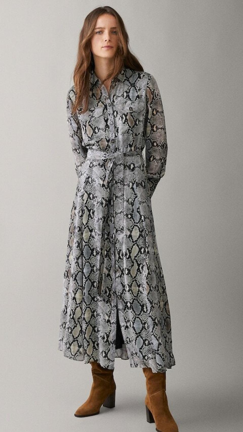 Modelo con vestido de Massimo Dutti.